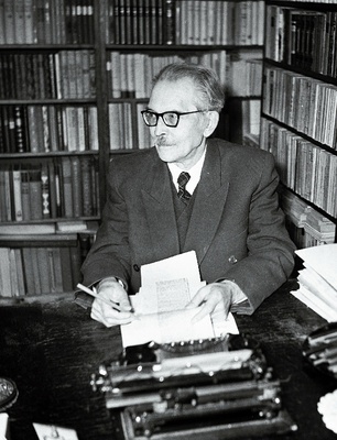 Kirjanik F. Tuglas oma töötoas.  similar photo