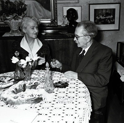 Kirjanik F. Tuglas abikaasaga oma kodus.  similar photo