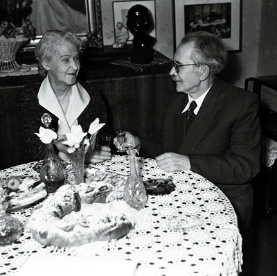Kirjanik F. Tuglas abikaasaga oma kodus.  similar photo