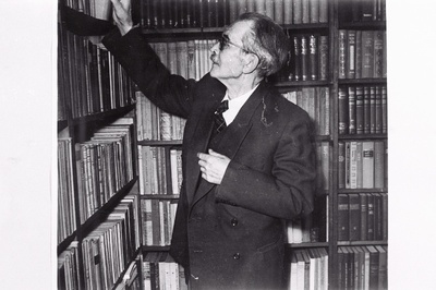 Kirjanik F. Tuglas oma töötoas.  similar photo