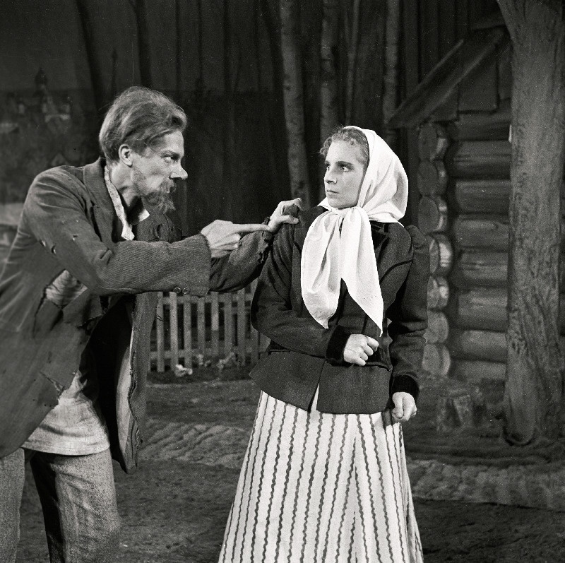 Stseen V. Kaverini näidendist Kaks kaptenit V. Kingissepa nimelises Tallinna Riiklikus Draamateatris. Aggei - Ervin Abel, Katja - Asta Lott.