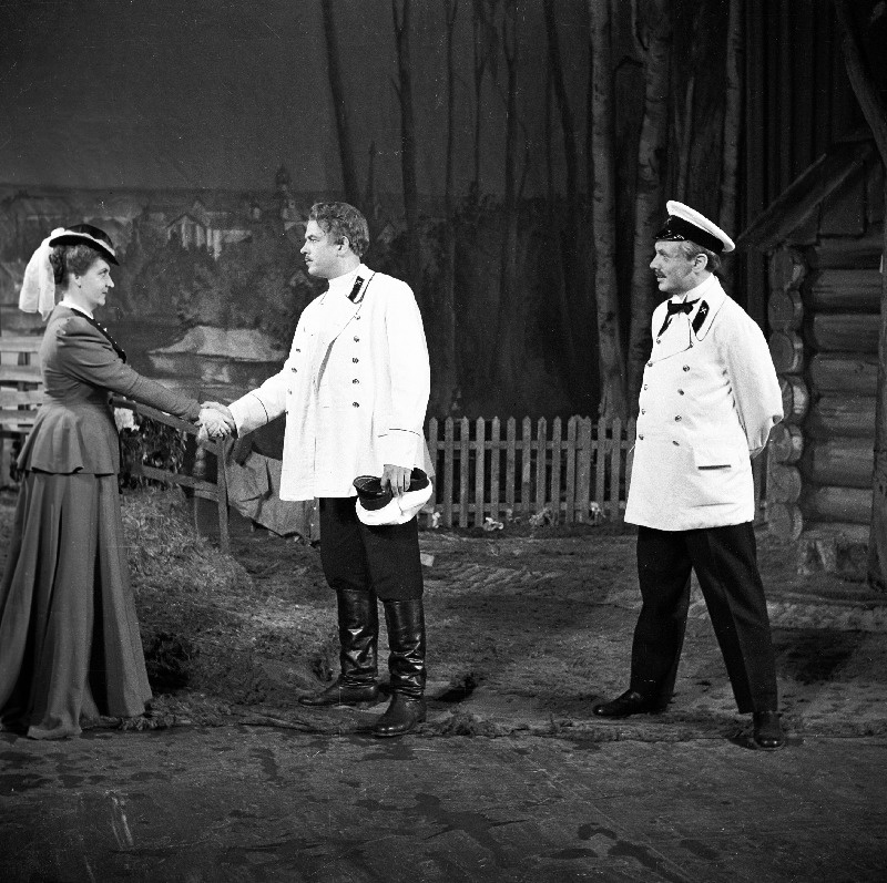 Stseen V. Kaverini näidendist Kaks kaptenit V. Kingissepa nimelises Tallinna Riiklikus Draamateatris. Vasakult: Anna Stepanovna - Endla Hermann, Luri - Erich Jaansoo, Valja - Harry Karro.