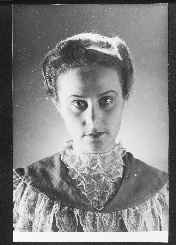 Stseen M. Gorki näidendist Barbarid. Anna Fjodorovna - Silvia Laidla.