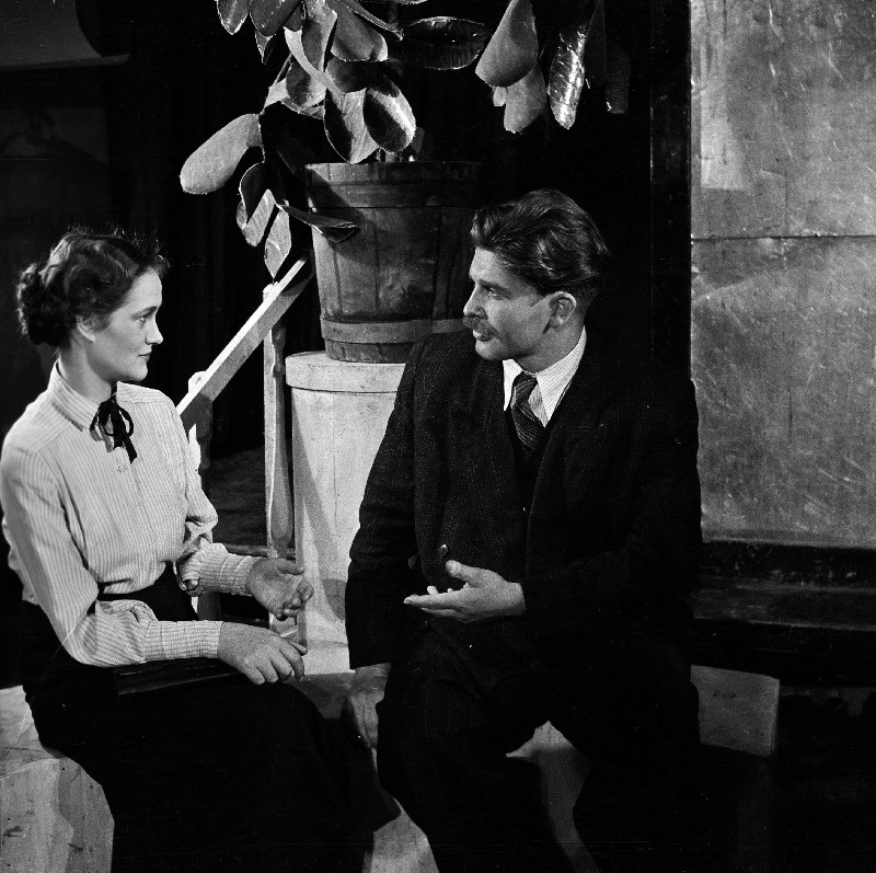 Stseen M. Gorki näidendist Barbarid. Paremalt: Lukin, Stepan, üliõpilane - Aksel Orav.