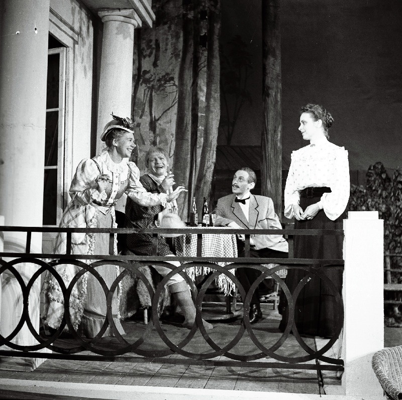 Stseen M. Gorki näidendist Barbarid. Vasakult: 2. Jaanus Orgulas, 4. Silvia Laidla.