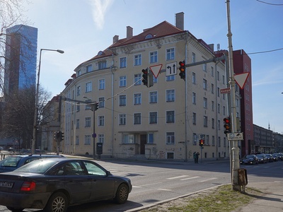 Hoone Jannseni (Wiiralti) ja Gonsiori tänava nurgal, OÜ "Oma Kodu" (postiteenijate ehitusühing).  Ehitatud 1923-24,1929-30; arhitekt: H. Johanson. rephoto