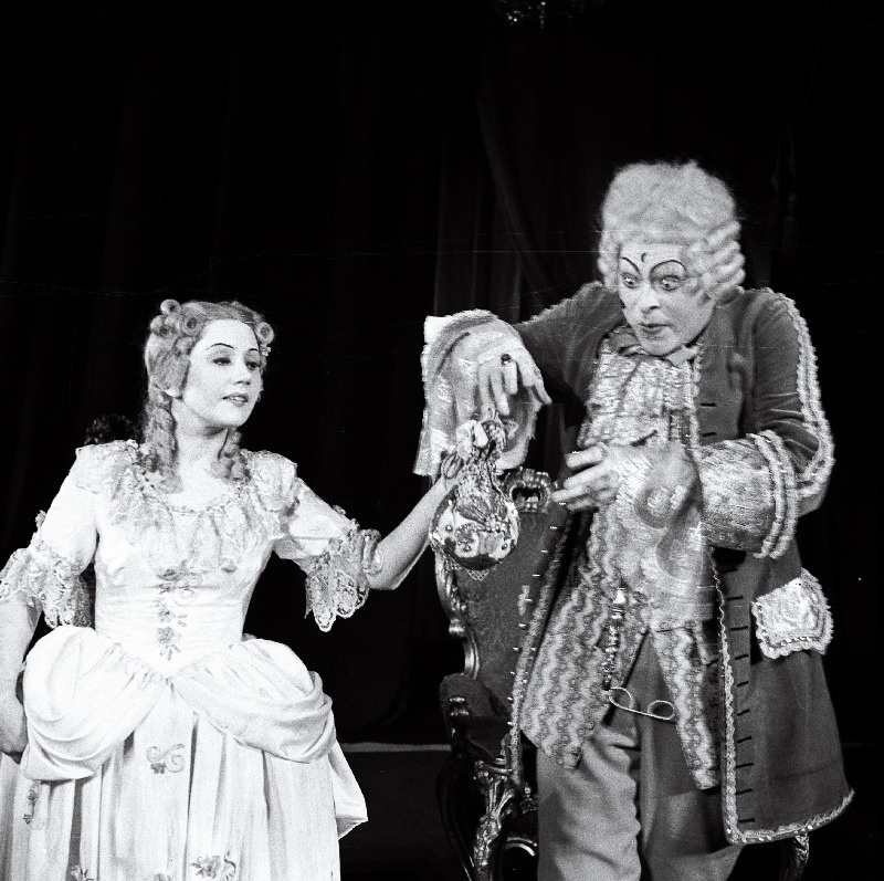 Stseen C. Goldoni komöödiast Rohelise neeme isand. Vasakult Ellen Liiger.