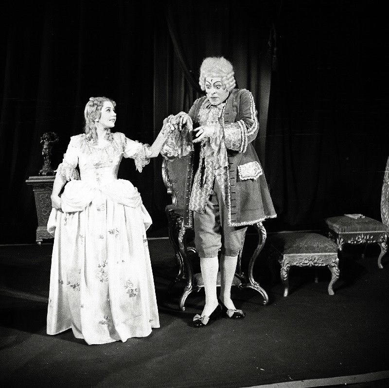 Stseen C. Goldoni komöödiast Rohelise neeme isand. Vasakult Ellen Liiger.