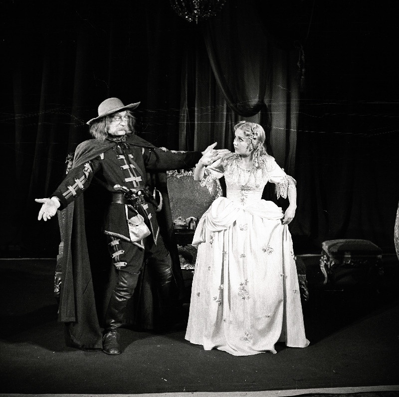 Stseen C. Goldoni komöödiast Rohelise neeme isand. Paremal Ellen Liiger.