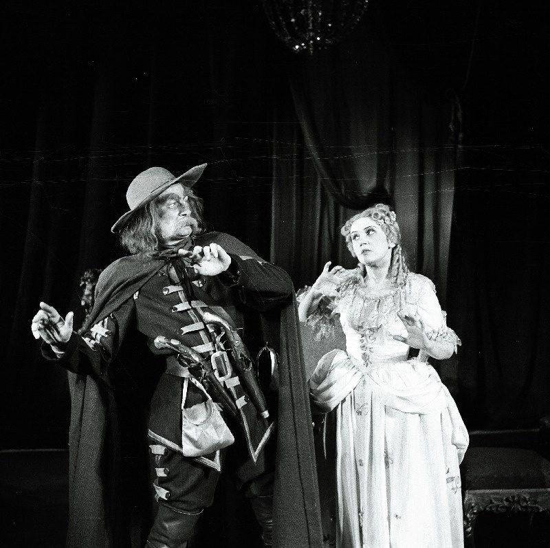 Stseen C. Goldoni komöödiast Rohelise neeme isand. Paremalt Ellen Liiger.