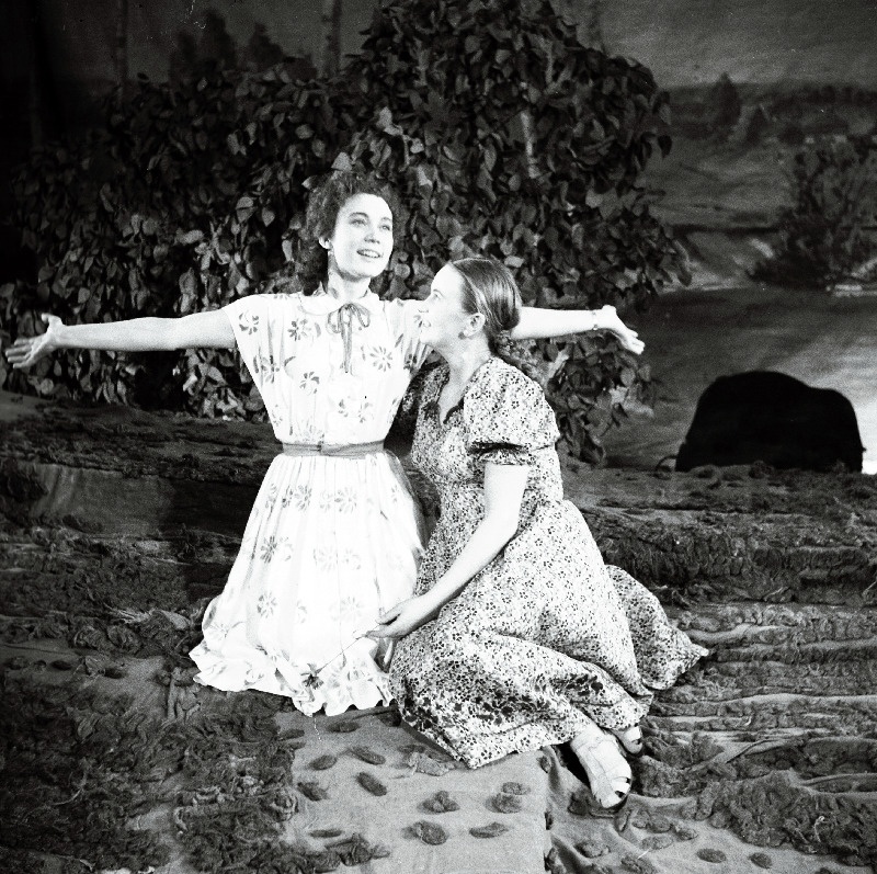 Stseen A. Simukovi komöödiast Tütarlapsed - kaunitarid. Vasakult Maša  - Linda Rummo, Olja - Leida Laius.