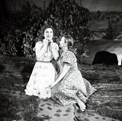 Stseen A. Simukovi komöödiast Tütarlapsed - kaunitarid. Vasakult Maša - Linda Rummo, Olja - Leida Laius.  duplicate photo