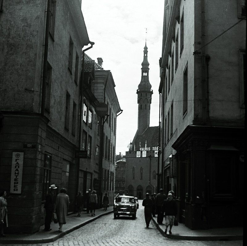 Vaade Mündi tänavalt Tallinna Raekojale.