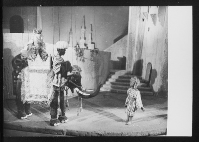 Stseen nukunäidendist Aladini imelamp V. Kingissepa nimelise Tallinna Riikliku Draamateatri lavastuses.  duplicate photo