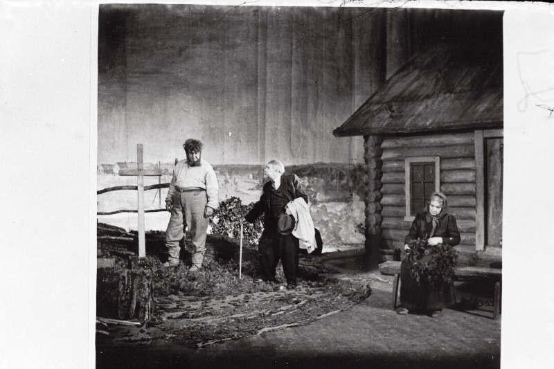 Stseen A.H. Tammsaare romaani Põrgupõhja uus Vanapagan järgi tehtud V. Panso samanimelisest dramatiseeringust. Vasakult Jürka - Eesti NSV teeneline kunstnik Arno Suurorg, Kaval Ants - Eesti NSV teeneline kunstnik Kaarel Karm, Juula - Lisl Lindau.