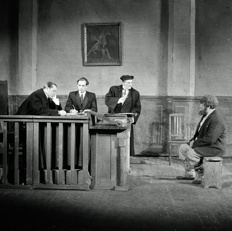 Eesti NSV teeneline kunstnik Arno Suurorg Põrgupõhja Jürka osas A.H. Tammsaare romaani Põrgupõhja uus Vanapagan järgi tehtud V. Panso samanimelises dramatiseeringus.