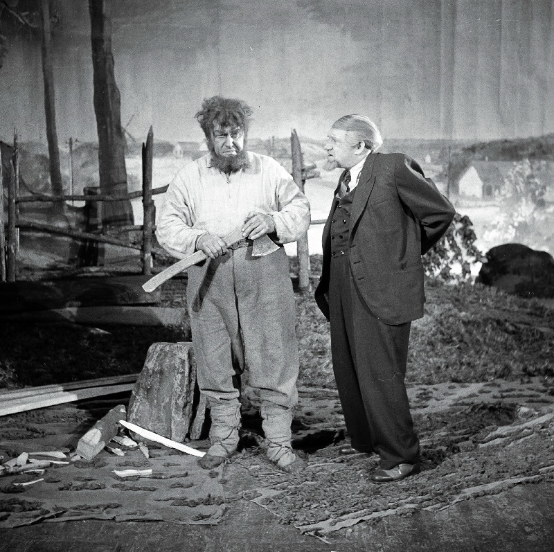 Stseen A.H. Tammsaare romaani Põrgupõhja uus Vanapagan järgi tehtud V. Panso samanimelisest dramatiseeringust. Jürka - Eesti NSV teeneline kunstnik Arno Suurorg, Kaval Ants - Eesti NSV teeneline kunstnik Kaarel Karm (paremal).