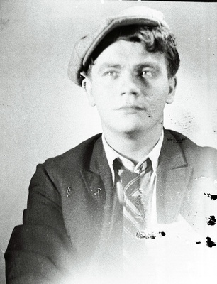 Näitleja Jaanus Orgulas taksojuht Safonovi osatäitjana K. Simonovi näidendis Noormees meie linnast.  duplicate photo