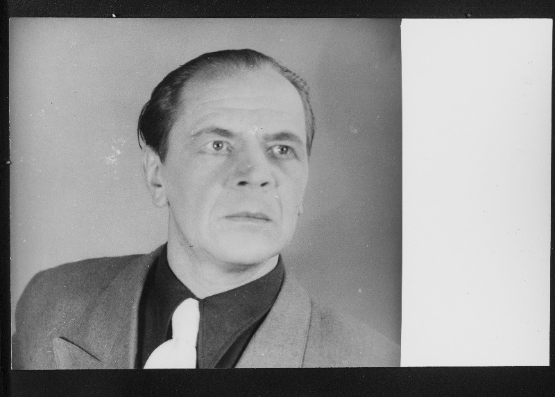 Näitleja Rudolf Nuude Jack Fulleri osatäitjana A. Jakobsoni dramaatilisest satiirist Šaakalid.