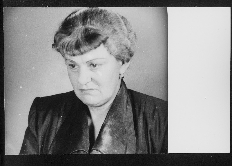 Näitleja Meta Luts Dorise osatäitjana  A. Jakobsoni dramaatilises satiiris Šaakalid.