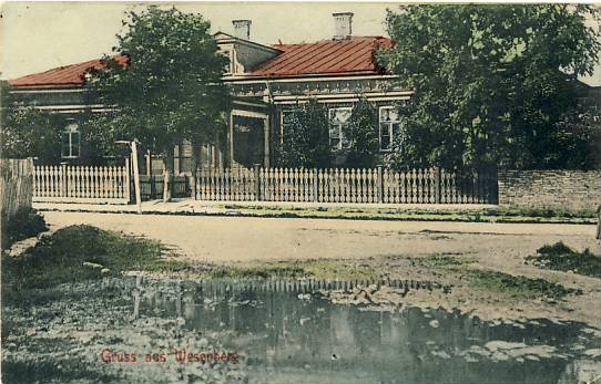 Rakvere, Maja Tartu ja Allika tänava nurgal