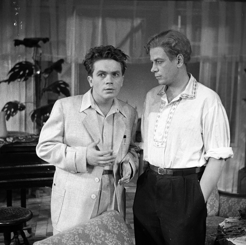 Stseen V. Rozovi komöödiast Õnn kaasa!. Andrei - Jaanus Orgulas, Aleksei - Erich Jaansoo.