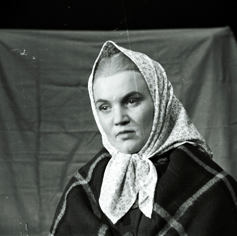 Näitleja Leida Laius Katku Liisu osas Aadu Hindi samanimelise romaani järgi seatud Andres Särevi dramatiseeringus Tuuline rand. V. Kingissepa nimelises TR Draamateatris.