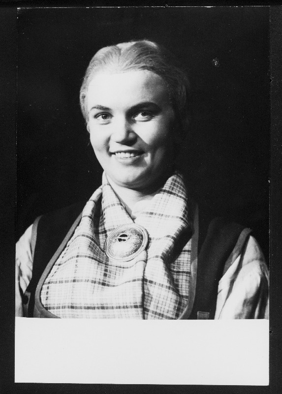Näitleja Leida Laius Katku Liisu osas Aadu Hindi samanimelise romaani järgi seatud Andres Särevi dramatiseeringus Tuuline rand. V. Kingissepa nimelises TRA Draamateatris.