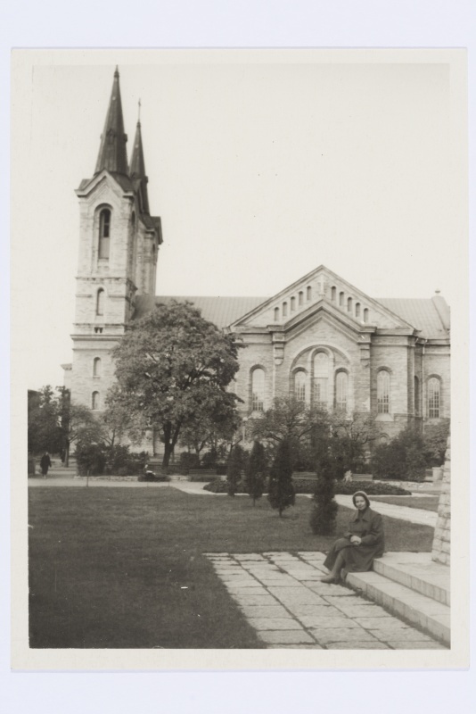 Endla Vallas Tallinnas Kaarli kiriku taustal