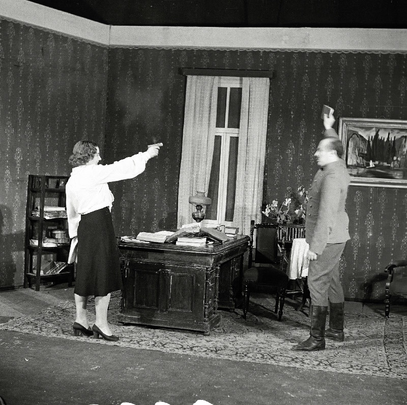 Stseen Oskar Lutsu jutustuse Tagahoovis järgi seatud Andres Särevi samanimelisest dramatiseeringust. Maria Sergejevna - Evi Rauer, Belski - Eino Baskin.