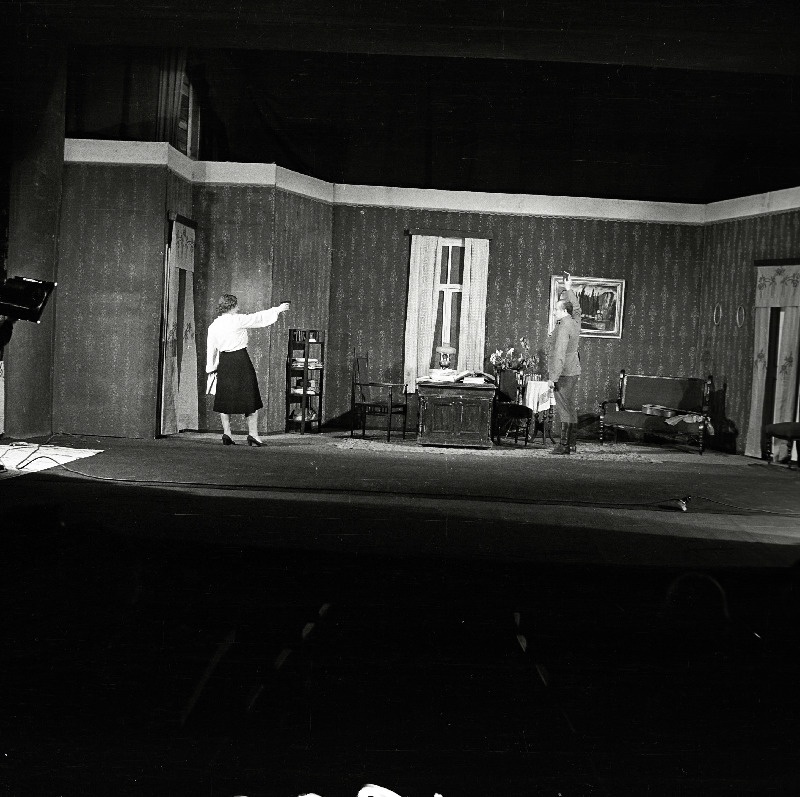 Stseen Oskar Lutsu jutustuse Tagahoovis järgi seatud Andres Särevi samanimelisest dramatiseeringust. Maria Sergejevna - Evi Rauer, Belski - Eino Baskin.
