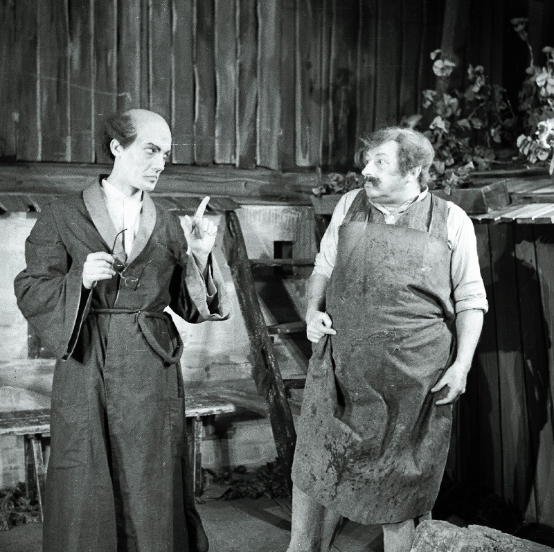 Stseen Oskar Lutsu jutustuse Tagahoovis järgi seatud Andres Särevi samanimelisest dramatiseeringust. Pastell - Ervin Abel, Kapral - Alfred Rebane.