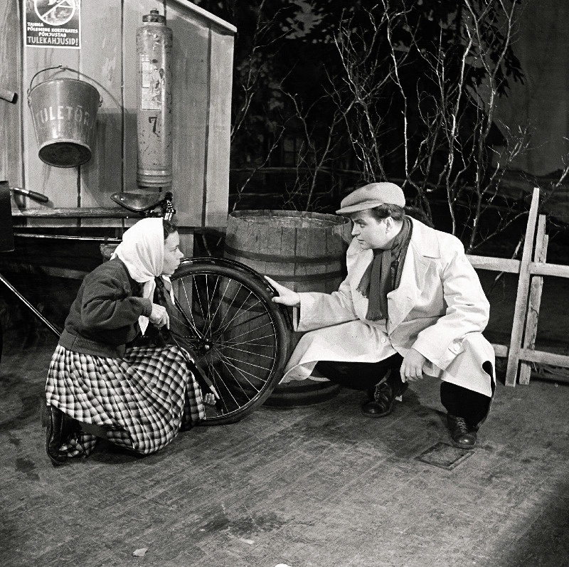 Stseen L. Kahase komöödiast Pähklimägi. Elvi - Leili Bluumer, Aavo Koskel - Kalju Karask.