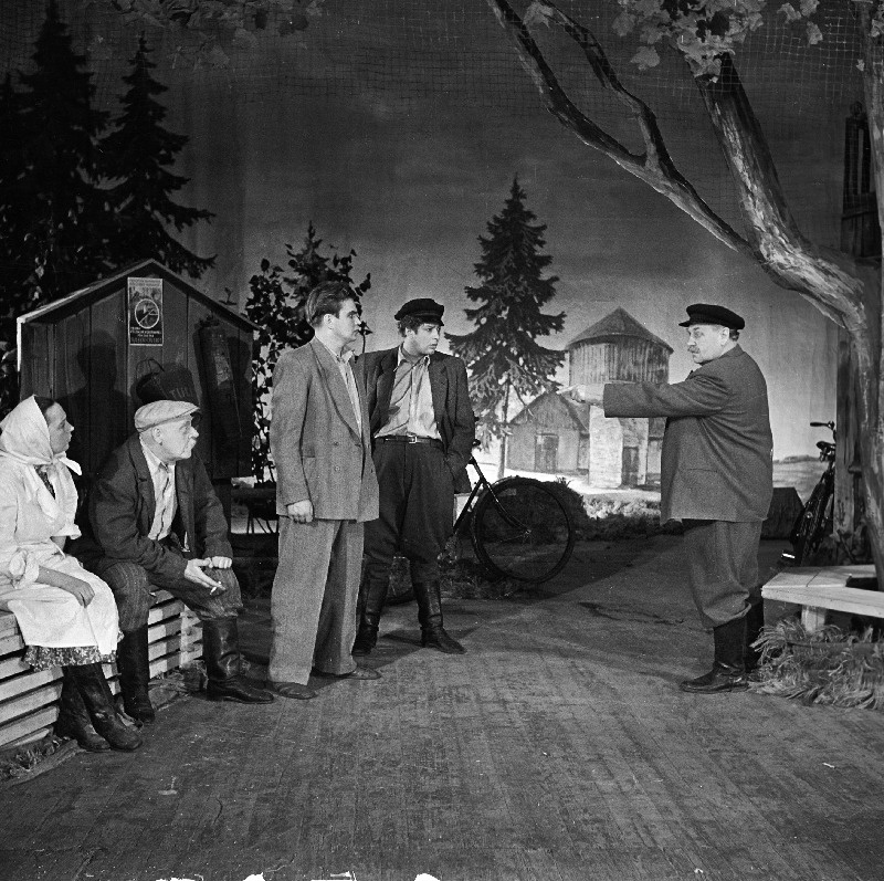 Stseen L. Kahase komöödiast Pähklimägi. Variku Liine - Eesti NSV rahvakunstnik Aino Talvi, Alttoa Madis - Aado Hõimre, Aavo Koskel - Kalju Karask, Ülevinkli Oss - Eino Baskin, Kristjan Kärg - Eesti NSV rahvakunstnik Arno Suurorg.