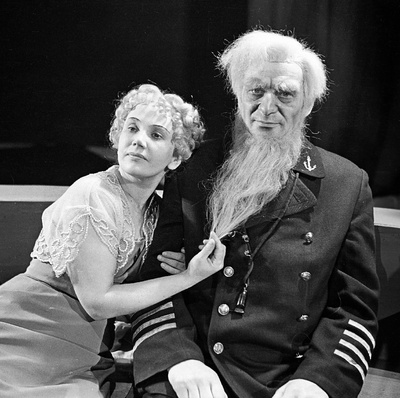 Stseen B. Shaw komöödiast Südamemurdumise maja. Ellie Dunn - Ellen Liiger, kapten Shotover - Valdeko Ratassepp.  similar photo