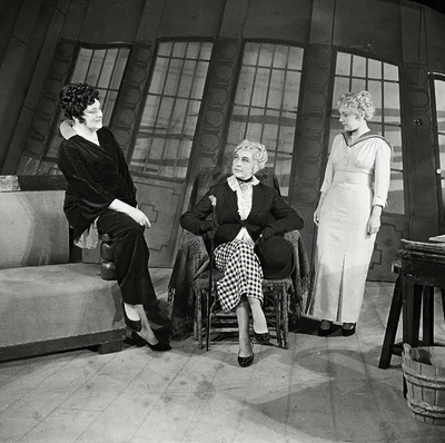 Stseen B. Shaw komöödiast Südamemurdmise maja. Hesione Hushabye - Meta Luts, leedi Utterword - Aino Talvi, Ellie Dunn - Ellen Liiger.  similar photo