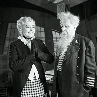 Stseen B. Shaw komöödiast Südamemudumise maja. Leedi Utterword - Aino Talvi, kapten Shotover - Hugo Laur.  similar photo
