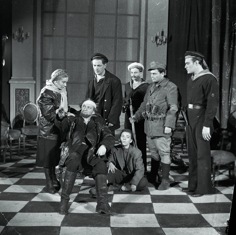 Stseen K. Trenjovi näidendist Ljubov Jarovaja. Vasakult 1. Ljubov Jarovaja - Eesti NSV teeneline kunstnik Evi Rauer, 2. komissar Roman Koškin - Eesti NSV teeneline kunstnik Valdeko Ratassepp, 3. Leili Bluumer, Hruštš - Rudolf Nuude, 2. rida (paremalt) Rein Aren.