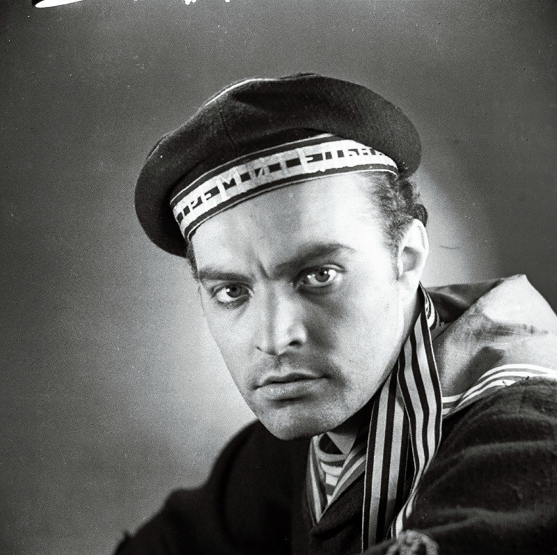 V. Kingissepa nimelise Tallinna Riikliku Akadeemilise Draamateatri näitleja Rein Aren osatäitjana K. Trenjovi näidendis Ljubov Jarovaja.