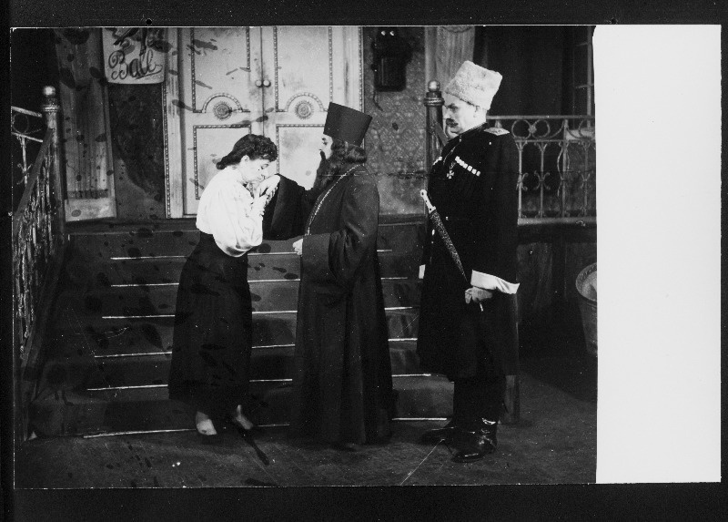 Stseen K. Trenjovi näidendist Ljubov Jarovaja. Masinakirjutaja Pavla Petrovna Panova - Lisl Lindau.