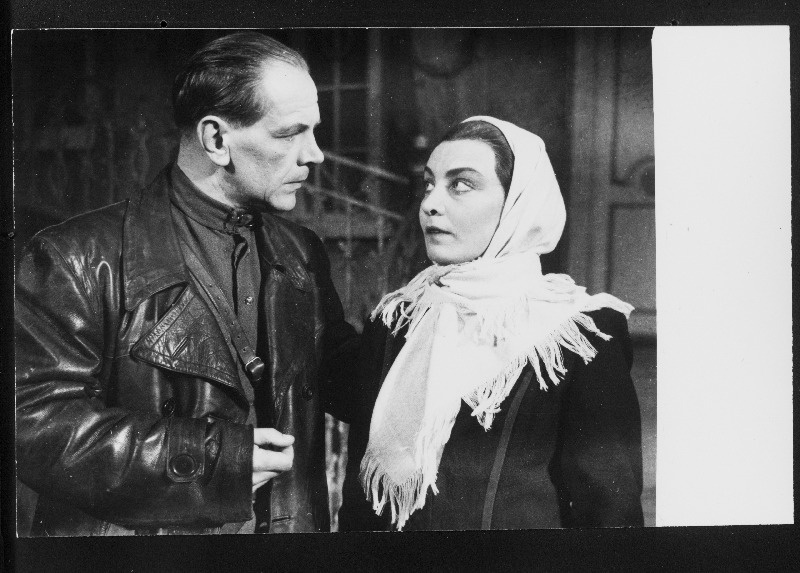 Stseen K. Trenjovi näidendist Ljubov Jarovaja. Komissar Roman Koškin - Rudolf Nuude, Ljubov Jarovaja - Eesti NSV teeneline kunstnik Evi Rauer.