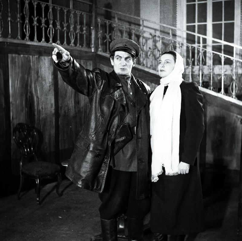 Stseen K. Trenjovi näidendist Ljubov Jarovaja. Komissar Roman Koškin - Eesti NSV teeneline kunstnik Valdeko Ratassepp, Ljubov Jarovaja - Eesti NSV teeneline kunstnik Aino Talvi.