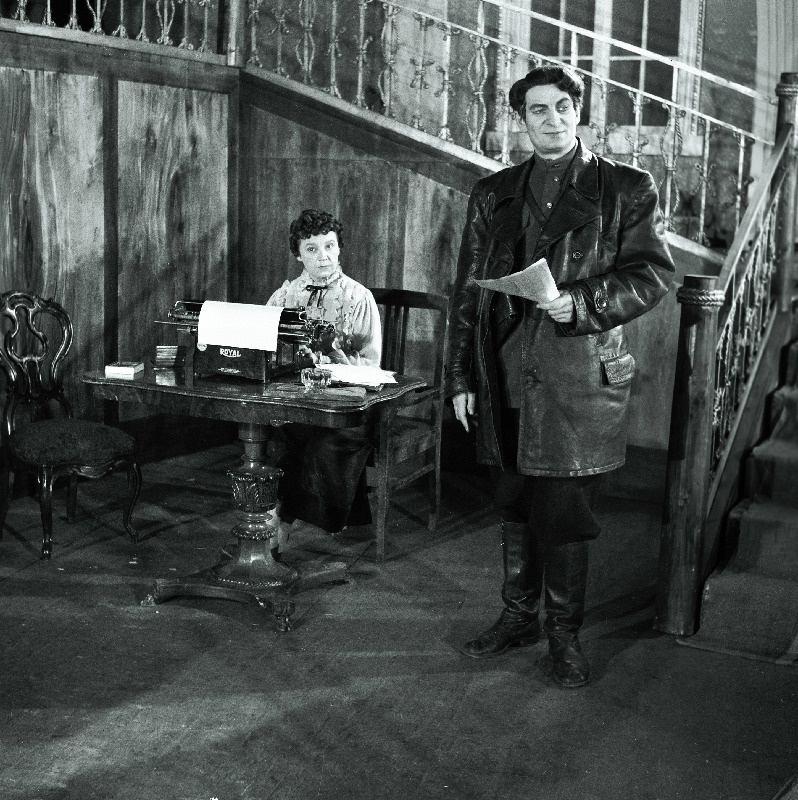 Stseen K. Trenjovi näidendist Ljubov Jarovaja. Masinakirjutaja Pavla Petrovna Panova - Lisl Lindau, komissar Roman Koškin - Eesti NSV teeneline kunstnik Valdeko Ratassepp.