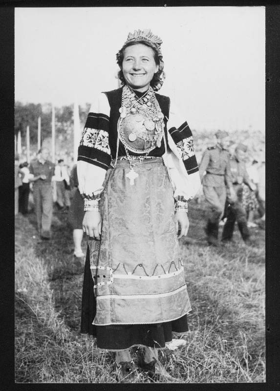 12. üldlaulupeost osavõtja, setu rahvariides neiu lauluväljakul.