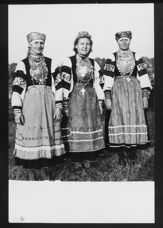 12. üldlaulupeost osavõtvad rahvariides lauljad lauluväljakul.