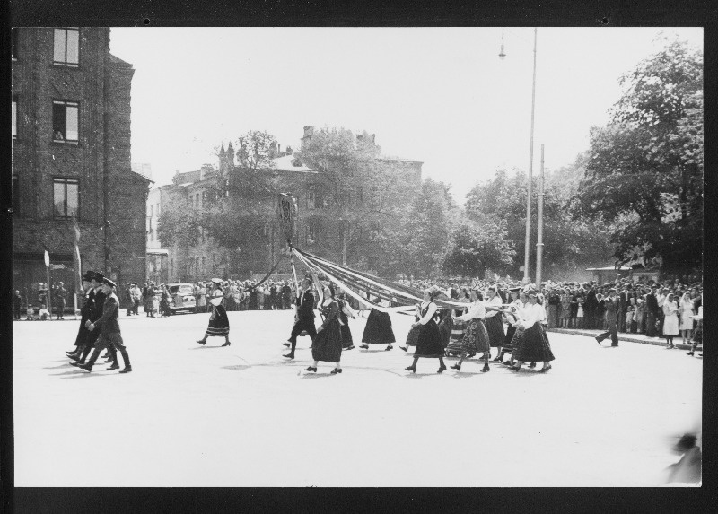 12. üldlaulupeost osavõtjate rongkäigu algus on jõudnud Võidu väljakule.