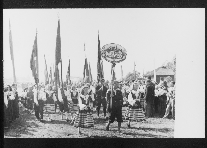12. üldlaulupeost osavõtnud Harjumaa lauljate ja tantsijate kolonn on jõudnud Lauluväljakule.