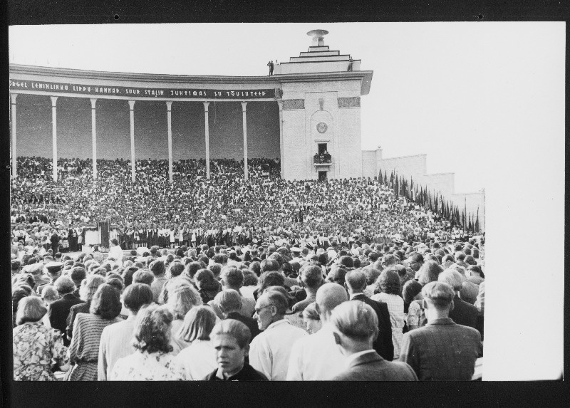 Ühendkoorid esinemas 12. üldlaulupeol.