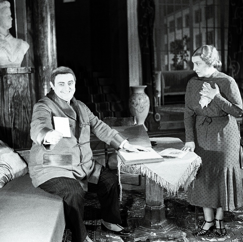 Alfred Rebane Rasmus Noorkikka osas, Eesti NSV teeneline kunstnik Evi Rauer Amanda osas H. Raudsepa komöödias Põrunud aru õnnistus.