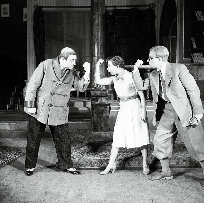 Stseen H. Raudsepa komöödiast Põrunud aru õnnistus. Rasmus Noorkikas - Alfred Rebane, Eha - Leili Bluumer.